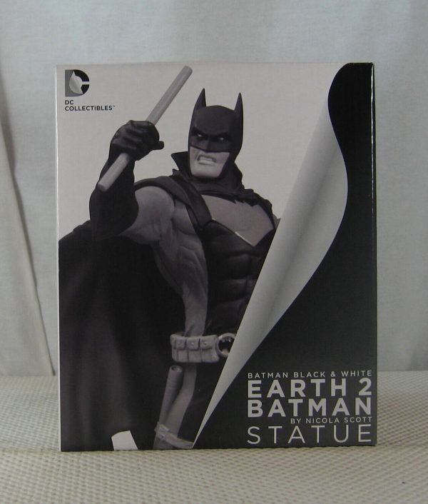 Batman Black and White Earth 2 Statue Nicola Scott NEW SEALED - Image 2